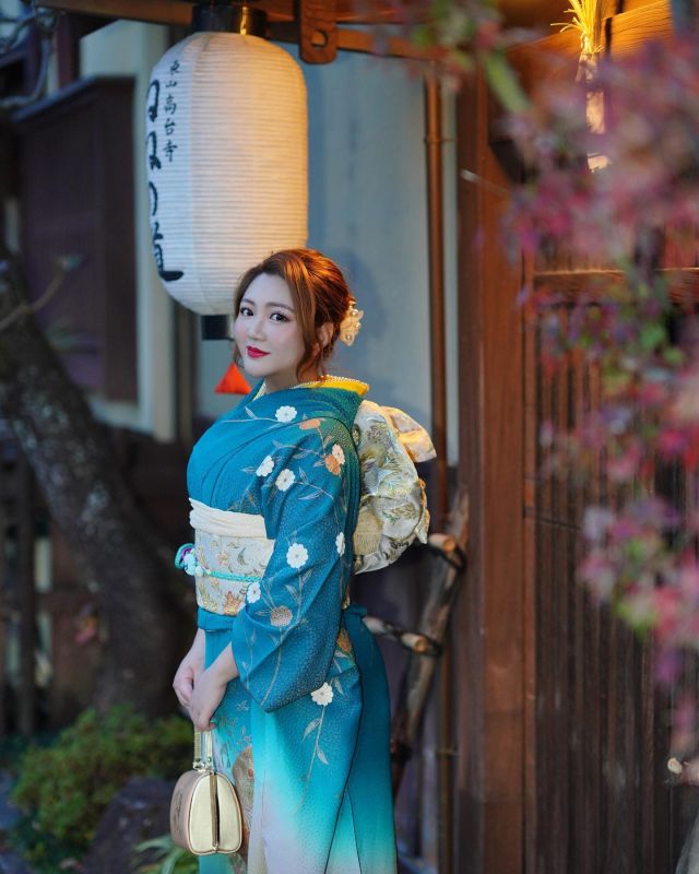 請幫我幫這篇貼文命名一個主題
例如：「你最愛的老闆娘」🤣
拍照時天氣已黑
從八阪神社走到萬山公園⛩️
接著走到靠近高台寺的地方
這裡有好多日系建築拍起來也很有感覺🤩
漸暗的天色拍起來也很有氛圍～

👘/ @kimono.mai 
（高級振袖：30,000 💴，含髮型）

🎁贈獎方法：
凡IG和FB 所有日本行貼文按讚互動最多的3名網友，將會贈送「日本禮包🇯🇵」

#kimono #kimonostyle #japan #osaka #kyoto #hakone #kimonocardigan #maple #mapleleaf #mapleleaves #japanesemaple #interracial #interracialcouple #instagood #instamood #instagram #travel #travelphotography #instatravel #instalike #ootd #plussizefashion #棉花糖女孩 #厚片穿搭 #棉花糖穿搭 #中大尺碼 #中大碼女孩 #異國婚姻 #異國戀 #台法
