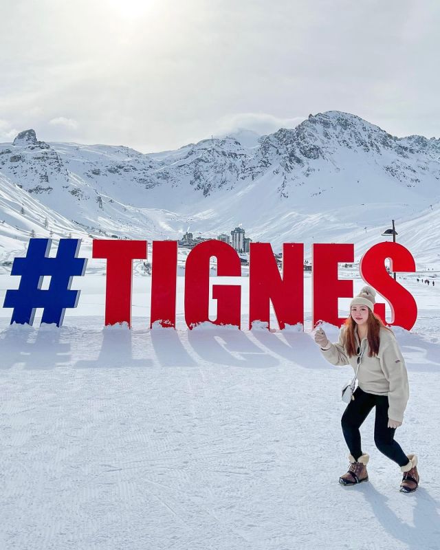 #Tignes 蒂涅地標
（圖1️⃣為準備跳起來的準備動作）
（圖2️⃣為跳不起來+跳最高的一張😂）

這篇來介紹一下Tignes
📍蒂涅滑雪渡假村 (Tignes Ski Resort) 
是法國最廣為人知的冬季運動重鎮之一
山谷周圍都是高海拔3450米的高山
一般直到春末都還保持降雪
而更高處的冰川滑雪通常持續到6~7月
蒂涅也曾是1992 年冬季奧運的活動地點
這裡的滑雪規模真的很大
渡假村設置了 91 座纜車
其中包含了全世界最長的吊纜🚠

🚁其中可玩的活動非常多：
滑翔翼滑雪、直升機、雪中騎馬、狗狗拉雪撬、冰河漂浮、冰湖潛水、雪中健行、冰攀、雪地摩托車...等

夏季也很美~~
不少遊客會在夏天來到Tignes玩極限單車
或者爬山與水上活動...等🧗🏻

這次會來到Tignes主要的原因是因為
西蒙父母在Tignes的精華地段有一戶七人房的滑雪套房
從西蒙4歲全家人幾乎每年冬季都來Tignes滑雪
而後西蒙爸媽就在這邊置產了🏠
(歡迎所有想來Tignes的人和我要訂房連結嘿😉)

這是我第一次來滑雪度假村無從比較
問過滑雪經驗豐富的朋友後才知道
Tignes的規模真的很大
雪道也很長、山也很大⛰️
所以可以看到很多人是揹著後背包從早滑到晚⛷️
朋友也說這裡的確非常美！

趕快把Tignes加入人生清單！📝
對於生長在亞熱帶的我們這裡的一切都太夢幻惹

🚄到Tignes的交通方式：巴黎里昂站搭法國高鐵TGV約5個多小時，可到達Gare de Bourg-Sanit-Maurice站，接著轉乘巴士或計程車約45分鐘的車程即可抵達Le Lac de Tignes

🎁這次一樣會抽出互動最多的三位網友（留言+按讚），贈送法國伴手禮喔❤️

#france #tignesaddict #ski #snow #snowpeak #newyear #vacation #lunarnewyear #interracial #glaciergrandemotte #instagood #instamood #instagram #travel #travelphotography #instatravel #instalike #ootd #plussizefashion #curvygirl #outfitoftheday #棉花糖女孩 #厚片穿搭 #棉花糖穿搭 #中大尺碼 #中大碼女孩 #異國婚姻 #異國戀 #台法