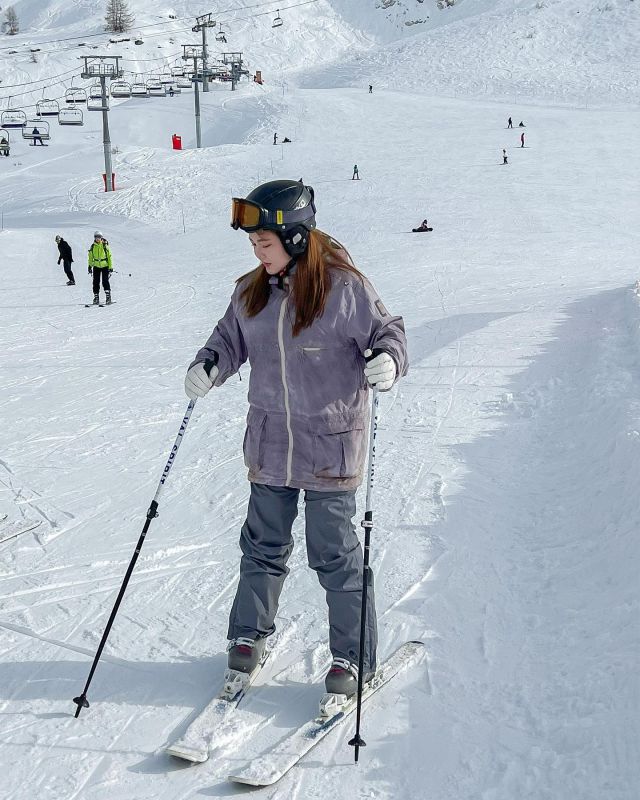 這一篇來分享一下
在Tignes蒂涅滑雪場所需的大約花費
滑雪真的不是件便宜的運動啊💸💸💸

【Ski Pass滑雪通行證價格(1成人)】🪪
可搭乘雪場所有的纜車

▪️半天(下午)：54歐元
▪️一天：66歐元
▪️一週(6天送1天)：378歐元
▪️二週(12天送2天)：756歐元
▪️季票990歐元(特價)

(8歲以下小孩免費)
(8~18歲/65~74歲價格較低一些)

【租裝備】300歐/5天🎿
包含Ski或Snowboard(雪板、滑雪鞋、雪杖)
雪衣、雪褲
安全帽、護目鏡
護膝、護臀

如果已自行準備雪衣褲、護目鏡、安全帽的話
純租借Ski或Snowboard(雪板、滑雪鞋、雪杖)價格如下：

※成人初學者
▪️半天：28歐
▪️1天：37歐
▪️5天：149歐
▪️6天：163歐
▪️7天：173歐
(以上價格以當地隨機的一間租借店價格為例)

【教練費】英/法語授課🧑‍🏫
▪️一對一私人課：220歐(1~5人)/3小時
▪️初學者團課：140歐(8人/週一到週三共3天/每天3小時)

【住宿】🏠
兩人一房價格：$3,000~6,000歐/1週
※依位置、大小、等級而異

我們住的是七人一間的滑雪套房
包含三間雙人房+一間單人房+兩間浴室+兩間雪具櫃
是西蒙父母買的房子
平常也是出租給來滑雪的遊客
地理位置極佳！是雪景第一排的熱門住宿帶
位於Tignes 2100的Le Lac
門口出來直接就是雪道纜車& Le Lac的中心點
滑雪不需要先搭接駁巴士超級方便
正對面有家樂福超市、背面有當地最大連鎖超市Sherpa

住宿價格是浮動的
例如：沒雪滑的夏季最便宜是$3,890歐元/1週
冬季一週可能會貴個兩倍…
遇到歐洲假期價格會更高…
歐洲人滑雪基本上都是來一週的
所以部分住宿最低訂購夜晚數為七天
且通常是從週六到下週六(8天7夜)

-
這樣算下來一週在Tignes
住宿+租裝備+滑雪教練課+滑雪通行證

‼️一個人至少要$2,400歐元左右(台幣8 萬)‼️

以上價格「不包含」機票、到Tignes的交通費、食物費、其他活動費用
這裡的所有活動都是付費的
且每一項都不是那麼便宜…
像是狗狗拉雪撬30分鐘125歐

💡省錢小方法：

✔️如果你是初學者(第一次滑雪)，先不要買滑雪通行證！因為雪場提供免費的一座魔毯、一座纜車、一條T-Bar給初學者使用，我覺得如果是初次滑雪好像用不到滑雪通行證，除非你天賦異稟學了馬上可以去跑山那就另當別論

✔️如果你想上到山頂但卻還無法滑雪下山，則可選擇「半日的纜車通行證」在Le Lac有兩條纜車可以上去拍照看風景，其中包含最高的3456m冰川Glacier Grande Motte、餐廳、戶外啤酒躺椅區….等可體驗，不穿戴雪具的價格為25歐/半日/1成人

🎁這次一樣會抽出互動最多的三位網友（留言+按讚），贈送法國伴手禮喔❤️

#france #ski #snow #snowpeak #tignes #vacation #lunarnewyear #interracial #glaciergrandemotte #instagood #instamood #instagram #travel #travelphotography #instatravel #instalike #ootd #plussizefashion #curvygirl #outfitoftheday #棉花糖女孩 #厚片穿搭 #棉花糖穿搭 #中大尺碼 #中大碼女孩 #異國婚姻 #異國戀 #台法 #蒂涅