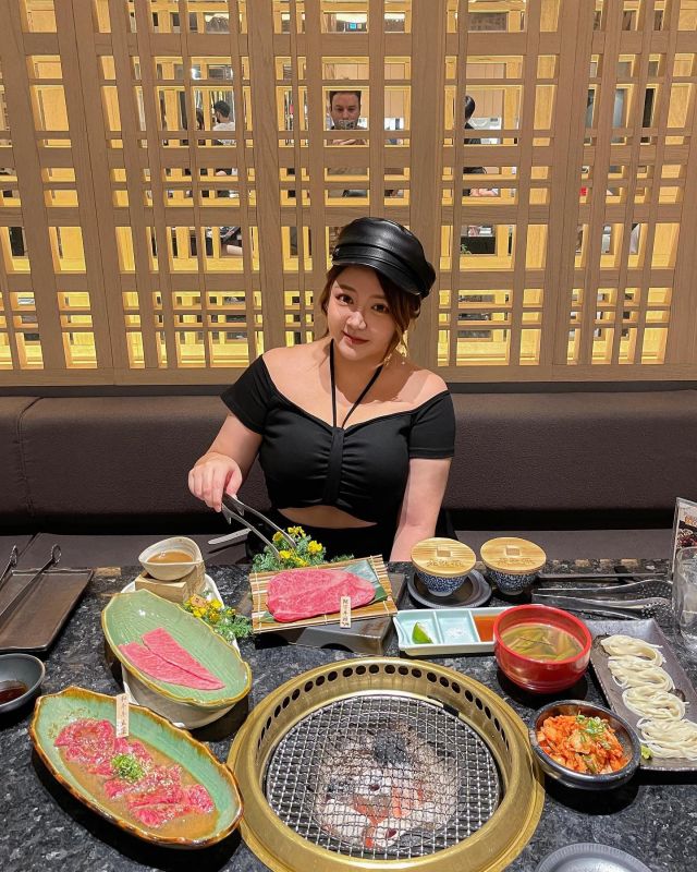 不知道大家如果臨時要訂餐廳都怎麼訂呢？
是不是打開Google看看附近有什麼餐廳
然後打電話去問有沒有位置呢？
告訴你...如果是這樣就太慢了~~

我都是使用 @opentabletw 的App找餐廳
OpenTable的一站式訂餐真的超快速又方便
先定位你在何地、接著搜尋附近餐廳、選擇餐廳種類
輸入用餐人數和時間就可以幫你查看有哪些餐廳有位子

有了OpenTable就不必像過去訂位
上Google Map一間一間打去問還有沒有位子
OpenTable最快可提供15分鐘後可用餐餐廳訂位
如果有選擇困難的朋友們也不用擔心~
不知道要吃什麼的話
也可以直接在頁面瀏覽附近有空位的餐廳

這天在內湖附近辦完事
直接打開OpenTable就看到有我最近熱愛的 @kanpai.tv 
二話不說屬於燒肉控的西蒙和我立馬手刀點一點預約
接著就直奔餐廳超級方便！😍

我覺得老乾杯的CP值很高
肉食派的我們最愛一人999元的和牛盛合拼盤
然後再加點雞釜飯...等單點餐點
這樣兩個人就可以吃得飽飽的
老乾杯的和牛品質我覺得贏過很多價位更高的餐廳
每一口入嘴都會讓我和西蒙好吃到想翻白眼
我和西蒙最近老乾杯就吃了好幾次
最棒的是有店員會幫你燒烤
老乾杯的包廂做得超隱密
同樣有專門代烤
如果有商業需求的人這裡也是超級適合
老乾杯絕對是我和西蒙最近最愛的一間餐廳！🫶🏻

--
[🎁好康贈禮🎁]
即日起到9/19止
用OpenTable訂位「老乾杯」
並於9/19以前前往用餐
入座請主動出示OpenTable訂位頁面
即可獲得餐廳招待「特製泡菜一份」活動

⚠️注意事項：
1.每一組訂位限贈送乙份。 
2.入座時請主動出示OpenTable訂位頁面。 
3.贈品數量有限,若提前贈完則活動提前結束,尚祈見諒。 
4.本項優惠不得替換、交換、販售,或是兌換現金或其他商品或服務。 
5.若活動參加者訂位資料或訂位日期有誤,致使無法領取贈送品項或有其他不符合領獎規定之情形者,視為活動參加者自動棄權。 
6. 主辦單位保留資格審核、取消或更改本活動辦法之權利,
並有權對活動事宜作出解釋或決定。

#OpenTable #OpenTable台灣 #手機在手餐廳隨時有 #一站式餐廳訂 #OpenTable餐廳隨時訂