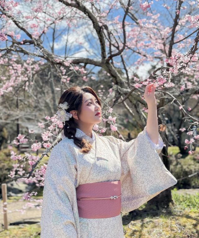 配合櫻花季🌸
特別選了套粉嫩的和服
3/27的八阪神社只看到兩棵櫻花樹開花😂
這是其中一棵

但看照片也不會知道只開了那麼少啦😆
有拍到和服+櫻花就👌🏻
結果所有人都搶著這一顆開花樹拍照😂

P.s.手只是輕扶著樹枝沒有摘取硬扯嘿😎

#kimono #kimonostyle #japan #kyoto #hakone #kimonocardigan #sakura #sakura🌸 #sakuraharuno #japansakura #interracial #interracialcouple #instagood #instamood #instagram #travel #travelphotography #instatravel #instalike #ootd #plussizefashion #棉花糖女孩 #厚片穿搭 #棉花糖穿搭 #中大尺碼 #中大碼女孩 #異國婚姻 #異國戀 #台法 #八阪神社