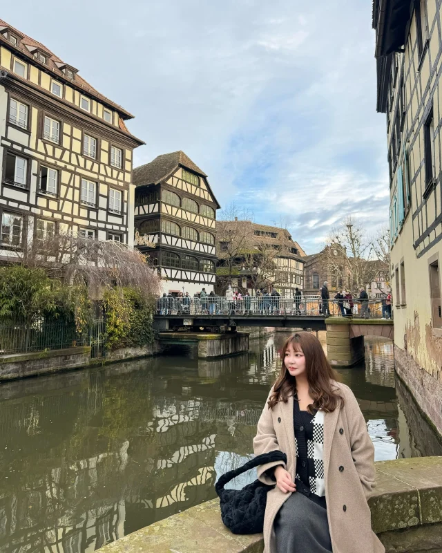 📍史特拉斯堡Strasbourg🇫🇷
這裡除了有歐洲最古老聖誕市集外
建築與風景也是非常有特色
雖然位於法國，但地處德國與法國交界處
曾是阿爾薩斯領土
整個小鎮可愛的德國風情中世紀木桁架房屋
彷彿走入童話故事裡一般
這個歐洲童話小鎮也被列為世界遺產！

小法國區充滿五彩繽紛的木桁建築
搭配上運河與小橋
真的太美了~~😍
這也是我第一次來到法國那麼東部
馬上愛上這裡的氛圍
不排除未來再來一次欸！🤩

目前除了法國北部的巴黎
去過了南部：普羅旺斯地區、圖盧茲
還有西部：布列塔尼地區的Cancale
以及東南邊阿爾卑斯山區的Tignes滑雪勝地
這次來到東部阿爾薩斯的史特拉斯堡
下次要去法國的哪裡呢❓ 

#穿搭 #棉花糖女孩 #厚片穿搭 #棉花糖穿搭 #中大尺碼 #中大碼女孩 #厚片女孩 #大碼女裝 #大碼 #異國戀 #異國婚姻 #台法 #法國 #史特拉斯堡 #阿爾薩斯#歐洲聖誕市集 #法國聖誕市集 #史特拉斯堡聖誕市集 #史特拉斯堡耶誕市集 #strasbourg #strasbourgeoise #chrismas #chrismasmarket #alsace #littlefrance #strasbourgchristmasmarket