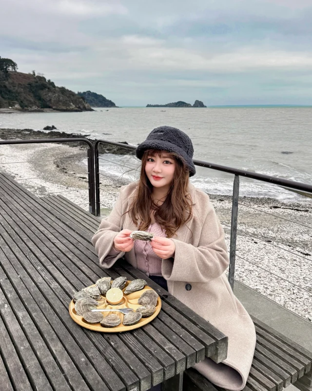 📍Cancale康卡勒🇫🇷
這裡是世界生蠔之都🦪
你可以在這裡吃到最便宜、最新鮮的法國海鮮
這裡除了海鮮餐廳林立外
港口還有露天生蠔攤位
這裡地點叫做Marché aux huîtres de Cancale

和亞洲的海港很不一樣
這邊不是海鮮市場
沿海是一排餐廳
再加上大約10個左右的生蠔攤位
一年四季全年無休
我們在淡季來這裡
也至少有5間左右的生蠔攤在做生意

這個時候沒有什麼觀光客
而且海風冷颼颼真的是凍到不行🥶
在路邊點上一盤生蠔也是蠻有事的！
但既然都來了我說什麼也要體驗一下

生蠔價格真的便宜到下巴掉下來😮
一盤12顆生蠔價格約為10~15歐元
不同等級與大小價格也有所不同
法國生蠔由大至小分成No.1~4號
(例如：No.1生蠔最大顆，價格也最高)

我們選擇了兩個品種的生蠔
一個是一般生蠔(較多人可接受)
另一個是扁平生蠔(鐵鏽味較重)

攤主幫我們現開生蠔
然後我們加了半顆檸檬再+2歐🍋
(這樣相比檸檬好像有點貴...)
一旁有木桌椅可以在旁邊享用
我們在冰冷的海風中徒手吃生蠔
手已經被凍到發紅快無知覺😵
這裡的露天生蠔真的比較適合夏天來
聽說夏天這裡坐滿的遊客！
而冬天真的只有小貓兩三隻
倒是看到一些當地人來攤位外帶生蠔
用木箱裝著買回家自己開來吃

恩...宛如吃下一整個海洋🤪
但是露天沒有經過處理
吃到的生蠔非常的鹹
檸檬汁也無法覆蓋住的鹹
吃完後...我真心建議多花幾歐元去餐廳吃....
餐廳的生蠔也不貴！

比較有趣的是吃完之後
一旁有專門回收檸檬的垃圾回收箱
而生蠔殼則是直接往沙灘上丟
這裡的沙灘全部覆蓋了滿滿的生蠔殼山丘
都是歷年遊客吃完丟棄堆積如山的
這似乎是這裡的規則
攤主也是請我們吃完把殼丟下去沙灘上
然後再將盤子與叉子還給攤主

很好玩的體驗
但我和西蒙吃完都凍僵了😵‍💫
之後我們如果再來Cancale會去餐廳吃
就算是夏天來...我們也還是會選擇去餐廳吃

#穿搭 #棉花糖女孩 #厚片穿搭 #棉花糖穿搭 #中大尺碼 #中大碼女孩 #厚片女孩 #大碼女裝 #大碼 #異國戀 #異國婚姻 #台法 #法國 #cancale #cancaletourisme #cancaleoysters #cancalefrance #oyster #brittany #康卡勒 #法國生蠔