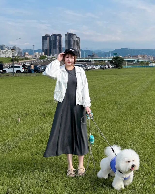 剛好最近一直在找「遛狗服」🐻‍❄️
出門遛Bibi已經變成我的每日日常
為了迎接炎炎夏日
我最近在尋找「涼感」、「防曬」衣服
希望是快速方便又舒服👍🏻

剛好 @ob_design 最近推出了「清涼關係學」
新涼感更美好一系列單品
抗UV冰河系防曬衣 &Air超輕量空氣衣 
兩大涼感機能認證系列深獲好評💯

素色圓領莫代爾短袖長洋裝 
這件穿起來真的超級舒服！
而且材質很棒~~
穿起來真的涼涼的🥰
一件式套上就可以馬上出門
再搭配抗UV抽繩領下襬調節冰河系防曬外套
既可以防曬且穿起來也舒服不熱
下擺的抽繩可以縮緊
這樣穿起來更修身
還有兩個大口袋很方便
穿起來一樣有冰涼感🧊

再搭配個棒球帽就是最棒的遛狗裝啦~~
我把單品編號打在下方⬇️
10639495 涼感．素色圓領莫代爾短袖長洋裝 
10653596 涼感．抗UV抽繩領下襬調節冰河系防曬外套

如果想要搜尋只需在OB嚴選
官網的放大鏡🔍處打上編號
就可以找到了呦~~

@ob_cloudgirl #OB嚴選 #obstyle #美好涼品 #中大尺碼首選 #OBCLOUD雲朵朵女孩 #BEAUTYHASNOSIZE #OB嚴選 #今天下單明天出貨 #ootd #chubby #chubbygirl #curvy #plussize #plussizefashion #plussized #plussizemodel #plussizemodel #curvygirl #curvy #instamood #穿搭 #棉花糖女孩 #厚片穿搭 #棉花糖穿搭 #中大尺碼 #中大碼女孩 #厚片女孩