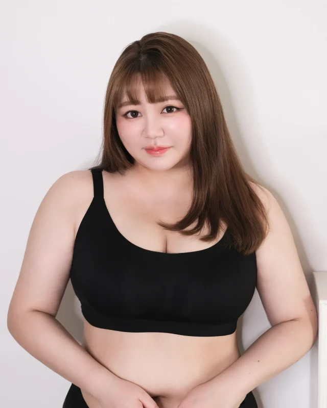 24HRS無感內衣【第二團】開團中🔥
自從接觸24HRS內衣後我整個愛上🥰
我知道品牌名氣很大很多人也抱持著觀望的態度
但穿過的消費者常常在看看有哪個KOL開團
趁著開團的時候大補貨！

去年我就發現了這個現象❗️❗️❗️
我也是從去年才認識了 @24hrs_underwear 
結果一穿就回不去了！😍
全品牌內衣都是「無鋼圈」
如同品牌主張穿起來真的「無感」
是穿著睡覺也舒服的程度
每一件的特點都是「舒服+事業線深邃」
「事業線」真的沒在開玩笑👍🏻

__________________________________

【經典款】
▪️Free Size (下胸圍70-90cm/A-E罩杯)
-細肩帶：黑、白桃、夕霧奶藍、可可布朗、玫瑰奶茶、奶油栗子
-寬肩帶：黑、白桃、夕霧奶藍

▪️Plus+ Size (下胸圍90-100cm/D-F罩杯)
-可可布朗(深咖)
-玫瑰奶茶(磚紅)
-奶油栗子(淺咖)

▪️Plus++ (下胸圍95-120cm/E-H罩杯)
經典黑

💯這款內衣適合所有女性
🔥回購率NO.1
✅親膚舒適程度100分
✅透氣涼感100分
✅彈性100分

【鎮店款】
尺寸：S/M/L
顏色：經典黑/棉花糖粉/春日粉紫
✅巨提拉上身
✅包覆感十足
✅高定新款面料，軟糯親膚
✅必備提拉神器

【沁涼冰絲】
尺寸：S/M/L
顏色：黑/冰川藍/凍檸黃
✅冰絲布料降低體感溫度
✅W型果凍條透氣包覆舒適軟支撐
✅300+蜂巢孔胸墊高密透氣孔
✅V領背扣式

【V領美背】
尺寸：Free/Plus+
顏色：經典黑/奶霜白/開運紅
✅0.1公分輕薄水滴型胸墊
✅下胸圍整圈軟支撐設計
✅前V領後挖背設計
✅4排背釦設計

__________________________________

去年到今年~~
我自己最常穿的是「大地三色經典款Plus+」
我覺得這件真的太舒服了
絕對是必帶‼️
但今年推出了更大更包覆的Plus++
穿起來更加舒適
Plus++可以穿到下胸圍95-120cm/E-H罩杯
大胸女孩真的有福了🥹
這大概是第一次Plus++的開團
「⭕️現貨只有限量的25件❗️❗️❗️」

Plus+和Plus++兩個尺寸我都可以穿
包含其他系列的L我也都可以穿
只是L穿起來就是稍合稍壓胸
不過穿起來事業線超級爆炸集中
這效果Nubra還強大！
我現在貼Nubra的頻率真的降低了很多
因為我找到了既舒服又集中的好穿內衣
不然台灣的夏天穿鋼圈內衣真的好像酷刑....🥵

如果妳還沒穿過 @fashionforyes_ 的內衣
一定要試試看！
穿過喜歡的話記得補貨喔🛍️
開團價絕對是最低價👌🏻

__________________________________

【24HRS 盈盈專屬團購】
🕑開團時間：6/10(二)~6/16(一)
🛒入口連結：請見我的ig主頁🔗

*單件$460、兩件$900
*10.20件$400/件、30件↑$380/件
*優惠自動套用 贈品內衣顏色款式隨機 單筆限贈3件

🎯新客限定優惠
新客不限金額0元免運
新客綁定官方LINE另享滿千折百優惠券

🎁專屬隨包贈 (‼️數量有限）
凡購買網紅團購會有隨包贈贈品「衣物防染紙乙盒」，隨包贈是買一件內衣就會送，一筆訂單限贈一個，送完為止!!!

💖KOL滿額贈
凡購買網紅團購滿$3000即贈品牌洗臉髮帶乙個（限量不累贈，顏色隨機出貨）

#ootd #chubby #chubbygirl #curvy #curvygirl #curvy #instamood #instalike #interracial #interracialcouple #instagoo #couple #photooftheday #棉花糖女孩 #厚片穿搭 #棉花糖穿搭 #中大尺碼 #中大碼女孩 #大尺碼穿搭 #厚片女孩 #異國戀 #異國婚姻 #台法 #大碼 #大碼女裝  #中大碼 #24hrs #fashionforyes