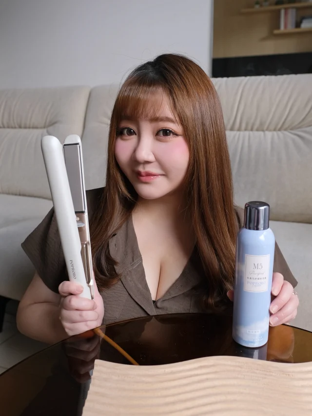 #Poproro美髮電器開團中 #一件即免運
這是我第四次開團Poproro
因為真的很喜歡😍
我每次出門一定會用Poproro的離子夾
除了可以整理瀏海外
我也會拿它夾澎頭頂髮根
還可以拿來捲髮尾做一個彎度
如果有自然捲的女孩也可以拿它當離子夾夾直
多功能合一的離子夾
絕對是每個女孩必備的美髮電器👍🏻

現在 @poproro.tw 推出了「Pro+負離子離子夾2.0」
如果還在觀望離子夾的人
可以直接閉眼選擇這一支！💯
捲出來的頭髮更有光澤與亮度
而且加熱速度神快！
外觀質感更升級(原本質感就很好了啦)

這次開團的品項還有很多呦
像是我最愛的乾洗髮噴霧
以及護髮油&定型噴霧
這些都是我經常使用的產品
還有出門在外的整理瀏海神器「無線離子夾」
以及波浪夾、自動捲髮器
我都有幫大家爭取到開團優惠價呦
價格絕對是全網最低價！👍🏻

這次品牌也爭取到了超棒的「免運」優惠
單件享超商免運❗️❗️❗️
單件享超商免運❗️❗️❗️
單件享超商免運❗️❗️❗️

(超級難得一件商品就免運)
「宅配」也有滿2000享免運喔

🔸獨家開團優惠價：
Pro+負離子離子夾 $1430 
自動捲髮器 $1550 
無線離子夾 $1450 
三色離子夾 $1090 
波浪夾 $1190 
護髮油 單罐 $430 兩罐 $798 
乾洗髮 單罐 $430 兩罐 $798 
定型液 單罐 $430 兩罐 $798

✔️單件享超商免運🔥
✔️滿2000享宅配免運
(若不足訂單消費門檻則需加收運費-宅配90元)

🔸開團連結：
🔗請見IG主頁連結區