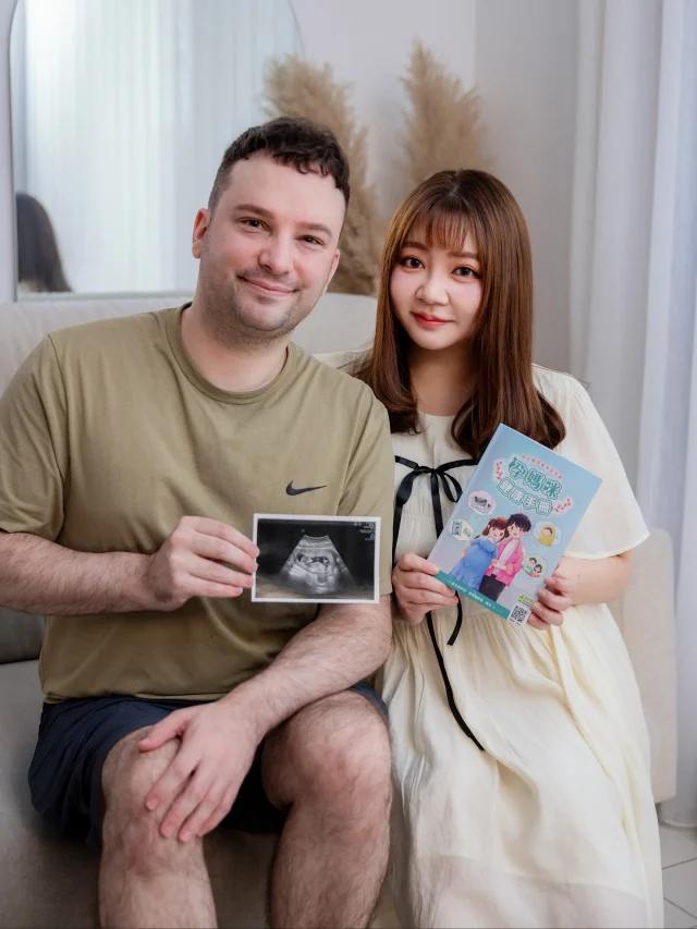 新的家庭成員on the way...👶🏻
是的，我懷孕了🤰🏻
目前大概是13週

(❗️以下文長~一些我從未公開分享過的心境談)
我其實已經宣判自己不孕
2018~19年我們登記結婚、辦婚禮
原計想到處出國玩個幾年之後
再來考慮生寶寶這件事
結果2020年遇到Covid不能出國
我們把生育計畫提前了
停了避孕藥後也一直沒消息

2022年暑假我們必須回法國一趟
參加西蒙妹妹的婚禮
婚禮完後我們也去了普羅旺斯
不幸的我們在法國Covid陽了...(人生第一次陽)
那時候回台灣還須在機場檢疫、回家還須隔離4天
我當時症狀很嚴重...喉嚨嚴重發炎
也完全失去味覺與嗅覺
甚至在巴黎家中靜養時產生了短暫憂鬱...
一直望下窗外往下看...
我把旅行常備藥的各種消炎止痛藥全吃完了
吃完再去法國藥局買藥
雖然回台灣前轉陰了
但過沒幾天突然下面大出血送急診
檢查後流產的機率比較大
那時候也順便做了各項產前檢查
都沒問題~沒有多囊
AMH檢測卵巢年齡也比實際年齡小
只有一側輸卵管稍微有一點點堵塞
醫生建議可以做個子宮輸卵管造影檢查暢通一下
這樣也有助於後續備孕受精成功

就是這項檢查讓我意識到
我好像還不想為了生小孩做這樣的犧牲
我真的被在輸卵管裡打水球的感覺嚇到
非常不舒服........😣
聽起來是自私的~但我的確很愛我自己
而後花了一些時間想了想....
「我是否是真的想要小孩？還是覺得應該要生個小孩？」

我很快停止了一切備孕需要做的努力
連算日子都沒有在算
打算一切順其自然~
也要謝謝西蒙的支持與尊重
他是想要有小孩的

接著幾年看著身邊朋友懷孕生子
在外觀察著父母親照顧小孩
我是越來越覺得生小孩並非我覺得人生必要的事件
而且照顧小孩真的好辛苦、小孩歡起來也好恐怖...

兩人世界爽爽過一生不是超快樂嗎!?
當覺得生活過於平淡無聊時
我們決定養了狗狗Bibi
忙碌和付出得到了滿滿的快樂與回應
正當我覺得目前生活一切到的了最佳平衡時...

寶寶悄悄的來了...👶🏻

————————

和許多在求子之路上很辛苦的夫妻相比
我的心態不太一樣
我沒有歷經求子之路的重重關卡與內心交戰
我覺得自己是幸運的
不過每當看著社群上大家懷孕的喜訊
內心還是會有那麼一絲絲的感觸
我不知道幾年後我會不會突然想要小孩？
而那時會不會為時已晚？

————————

雖然驗孕時看到兩條深深的紅線迅速出現時我傻眼了
第一時間跟媽媽視訊時我竟然氣到哭
哭的原因是因為我已經做了許多的人生規劃
這個人生規劃裡都是沒有小孩的
而寶寶的突降打亂了我的計畫與夢想

既來之，則安之
失眠了幾天~我很快的調整好自己的心情
驗到懷孕時寶寶已經快要兩個月
接下來就是乖乖的養胎
但彷彿我懷孕跟Covid是綁在一起的...
剛得知懷孕後我又被西蒙傳染中獎了...
同樣失去味覺嗅覺+咳到胚胎快噴出來
好在...這次沒事...安然度過了

還有很多想分享
但這篇太長了...
請見明日的下文⬇️

(大家有從照片中看到驚喜嗎？)
(下篇再來公佈是什麼驚喜)

📷 by @jimscophotography 🙏

#懷孕 #混血兒 #混血兒寶寶 #台法混血 #穿搭 #棉花糖女孩 #厚片穿搭 #棉花糖穿搭 #中大尺碼 #中大碼女孩 #厚片女孩 #大碼女裝 #大碼 #大碼衫 #異國戀 #異國婚姻 #台法