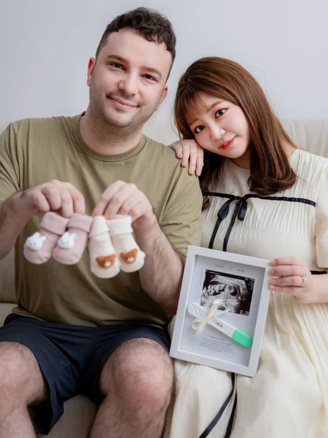 小法寶1號 & 小法寶2號 🔜🌍
竟然是「雙胞胎」👶🏻➕👶🏻
結果好多人都猜到了
大家都好會看超音波照😮

7/10驗出兩條線
7/11去診所照到一個心跳
7/15因感冒去診所拿感冒藥時照到第二個心跳...

當時躺在床上照超音波
醫生突然靜止盯著螢幕
然後說...「有照到第二個心跳喔！」
那次是媽媽在旁邊激動地回：「真的嗎？？？」
我則是躺在床上愣住...😦

醫生：「好像公佈的太突然了...」
我：「有可能誤判嗎？」 (心臟已驟停…）
醫生竟然回：「只有可能大於等於2」

我聽完直接沉默了....🫨

醫生：「兩個胚胎離得很遠，
所以可以放心不太可能是連體嬰」

聽到連體嬰更是嚇傻...😧

花了幾天時間調適了心情
結果知道懷孕五天後又給我一顆超級震撼彈！
我對自己的人生有很多不同的幻想與想像
但我真的完全沒有想過「我會生雙胞胎」！

懷雙胞胎是人人都覺得很棒、很厲害的事
但卻是婦產科醫生很擔憂、覺得風險很大的事
加上我一腳剛踏入高齡產婦的門檻
我直接被醫生勒令不能提重物、狗狗不能抱上抱下
這一天也提前領到了媽媽手冊
因為照到了兩個胚胎、兩個心跳都聽到了

還記得那天我的心情
我就這樣恍恍惚惚的領了媽媽手冊🫨
被叫進衛教室簽了幾張單子、聽了注意事項
然後提著媽媽手冊提袋走了出來...
護理師問：「家族中有人有生雙胞胎嗎？」
我：「嗯嗯...我們家族有一人是懷雙胞胎...」

自然受孕雙胞胎的機率僅1.1%❗️
這樣也可以讓我遇到…..

自此，我開始查了一堆雙胞胎相關的文章
才知道原來懷雙胞胎的風險比單胞胎大那麼多...
基本上幾乎都會早產、而且都是建議要剖腹產
剛好此時我正在和Covid病毒纏鬥中
那時候是最不穩定的7週~8週

好在，現在週數已來到13週
寶寶們都在迅速長大中
第一孕期也結束了

—————————

這一個月覺得人生發生了超級大的變化
從原本覺得自己不孕
到突然懷孕...然後五天後變成雙胞胎
我幾乎每天都在做惡夢怕下次產檢變成三胞胎
(因為醫生說只有可能大於等於2...)
我甚至夢到我懷了六胞胎...
直接嚇醒心跳超快...🥶

西蒙得知是雙胞胎時
也驚訝到說不出話...
他從原本的興奮也轉為擔憂居多

一樣的心態...「既來之，則安之」
我努力顧好自己，其他的就順其自然
再次重新調整好自己的心態

希望孕期各項產檢一切順利過關
希望生產時一切平安順產
希望寶寶們出生後能夠健康長大💪🏻

—————————

那麼戲劇化的戲碼竟然出現在我身上
但想想...混血雙胞胎應該會蠻可愛的！
好吧！希望他們長得很可愛
然後都是天使寶寶👼🏻👼🏻

接下來是不是可以開性別賭盤了❓
雙胞胎還多了一種可能性的選項

1️⃣兩女
2️⃣兩男
3️⃣一女一男

大家覺得會是哪一種組合呢？
我個人希望是「兩女 or 一女一男」
兩男真的千萬不要...
如果是兩男...我應該會直接氣到爆走大哭...
我不要入住男子宿舍！！！😩

📷/ @jimscophotography 🙏

#懷孕 #混血兒 #混血兒寶寶 #台法混血 #雙胞胎 #混血雙胞胎 #異國戀 #異國婚姻 #台法 #穿搭 #棉花糖女孩 #厚片穿搭 #棉花糖穿搭 #中大尺碼 #中大碼女孩 #厚片女孩 #大碼女裝 #大碼 #大碼衫 #twins #babytwins #pregnant #pregnancy