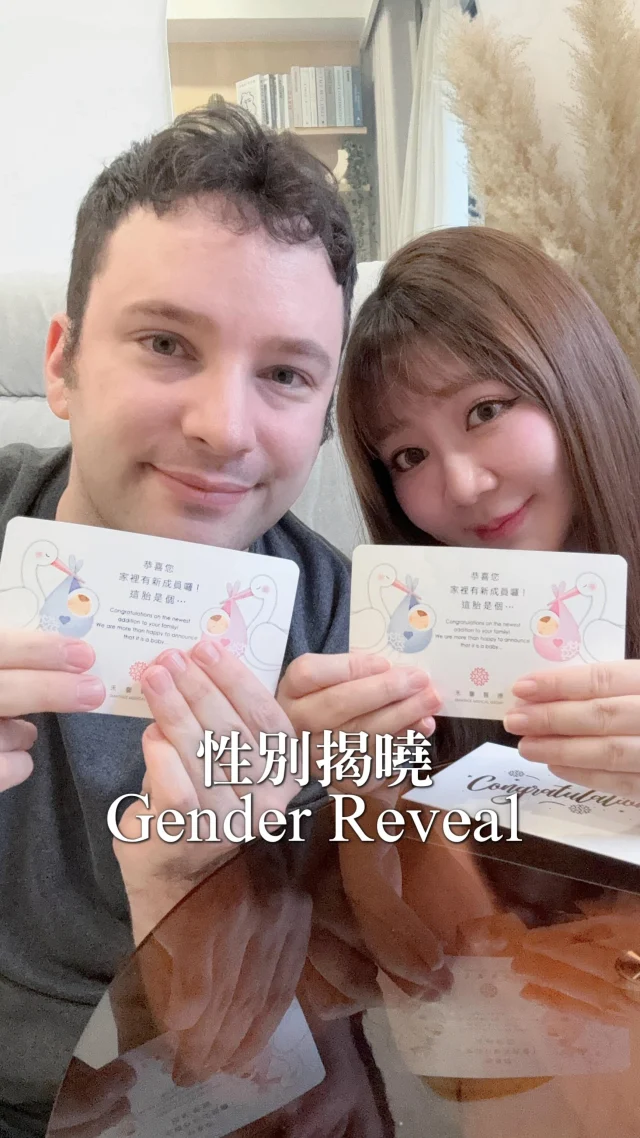 雙寶性別揭曉Gender reveal
答案在影片中...你猜對了嗎❓

其實我很早就知道他們是「同卵雙胞胎」😎
所以性別的可能性變成只剩「女女」or「男男」
這也是我那麼緊張的原因
因為生男男的機率直接上升到1/2....😵

自然受孕的同卵雙胞胎機率僅1/250
我是什麼天選之人嗎？😂
每次去產檢都被特別關注了一下
上網查了才知道原因

【同卵雙胞胎】
▪️機率：1/250
1顆卵子+1顆精子結合成受精卵後一分為二形成兩個胚胎
共享100%的DNA，基因組成完全一致
外貌極為相似，性別必定相同
像是從同一個模子出來的

▪️懷同卵雙胞胎的可能因素：
完全隨機

【異卵雙胞胎】
▪️機率：1/125
2顆(以上)卵子+2顆(以上)精子
各自受精發展出獨立的個體
有可能長得完全不像、性格也不同
性別可能為男+女/男+男/女+女

▪️懷異卵雙胞胎的可能因素：
1.  家裡有雙胞胎史（女方）
2. 多囊
3. 高齡
4. 試管植入大於1顆胚胎

————————————
雖然我們親戚家族有一對雙胞胎
但我竟然懷的是同卵雙胞胎
上網做了功課才發現同卵完全是隨機的機率

懷雙胞胎的風險比單胞胎高非常多
其中同卵的風險又更高！
妊娠高血壓/糖尿病、早產、畸形、胎位不正、各種併發症
雙胞胎孕婦是直接列入以上高風險族群
懷雙胞胎基本上會早產一個月
而且一律建議採剖腹生產方式

最後...祝我孕期一切順利~~
雙寶的性別讓我非常滿意
是我想要的！我認為是最棒的結果🥰
期待兩位同個模子刻出來的可愛混血寶👶🏻👶🏻
可以開始想名字了😉

結果IG的投票功能看不到大家投的選項
所以趕快留言告訴我
你們猜對了嗎❓

#性別公佈 #性別揭曉 #懷孕 #混血兒 #混血兒寶寶 #台法混血 #雙胞胎 #混血雙胞胎 #異國戀 #異國婚姻 #台法 #穿搭 #棉花糖女孩 #厚片穿搭 #棉花糖穿搭 #中大尺碼 #中大碼女孩 #厚片女孩 #大碼女裝 #大碼 #大碼衫 #twins #babytwins #pregnant #pregnancy #genderreveal #identicaltwins