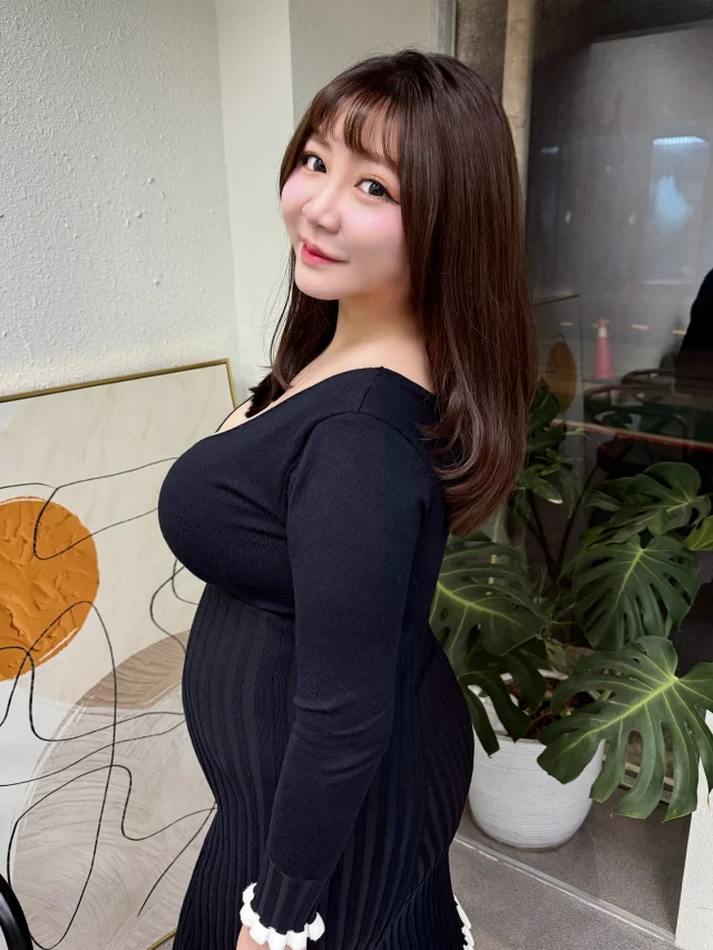 懷孕後可以染燙頭髮嗎❓
「目前沒有任何具體的科學研究證據，
顯示孕婦不能染燙髮。」

當然~如果你怕的話就不要做
這是可以自己決定與選擇的事情
我自己在孕期都很安心地去找 @cherry__komm 
因為Cherry會先使用juliArt覺亞的頭皮隔離
使用的染膏也都是孕婦友善🩷
如果你真的很擔心
也可選擇孕婦專用染膏
(但顏色選擇較少/以髮色蓋深效果為主)

這次我把整頭顏色染得深一些
為了之後忙碌媽媽生活做準備
染深一點布丁頭長出來也比較不那麼明顯
也順便做了深層護髮

找Cherry弄頭髮已經十幾年了
Cherry除了非常會設計髮色之外
護髮也超級厲害👍🏻
每次做完護髮乾枯的髮段都會變得超柔順
而且整顆頭在發光✨
重點是效果維持很久~~

好喜歡這次的髮色
我只講幾句話形容我想要的顏色
Cherry馬上調出我想要的顏色和感覺💯

真的是推薦所以女孩
尤其是孕媽咪去找Cherry 
很貼心又專業的髮型師😍

※預約 @cherry__komm說是盈盈介紹 
會有特別優惠呦☺️ ​

#懷孕 #混血兒 #混血兒寶寶 #台法混血 #雙胞胎 #同卵雙胞胎 #混血雙胞胎 #異國戀 #異國婚姻 #台法 #穿搭 #棉花糖女孩 #厚片穿搭 #棉花糖穿搭 #中大尺碼 #中大碼女孩 #厚片女孩 #大碼女裝 #大碼 #大碼衫 #twins #babytwins #pregnant #pregnancy #identicaltwins