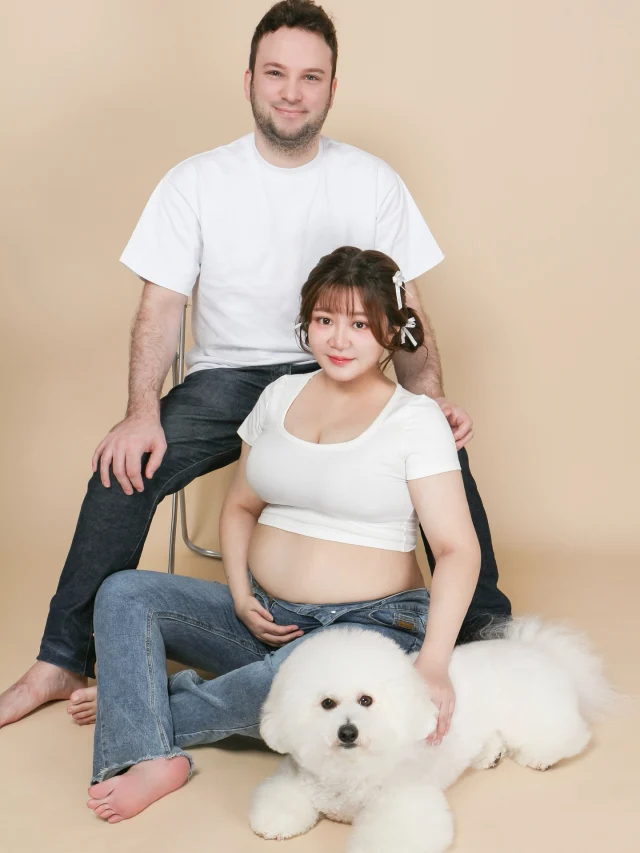 孕寫真🤰🏻一家五口全家福
人生唯一一次的孕婦寫真
（雙寶生出來後西蒙要去結紮+我100%封肚❗️）
我很明確知道自己想要的拍攝風格
我不想要傳統的紗禮服孕寫真風格
反而想要簡單耐看的休閒可愛風

加上我比較少嘗試比較可愛的造型
所以趁著這個機會裝可愛一下😆
白T+牛仔褲的休閒孕寫真風格我很喜歡

我特別選了寵物友善攝影棚
而且嘗試了「自助寫真」
@muinstudio.tw 很讚的是有包含妝髮造型
一切都符合我的需求👍🏻
拍出來當天馬上毛片全拿
對於等不了急性子的我來說超適合😆

這次的一家五口孕寫真我真的超級滿意又喜歡😍
我會發好幾篇
希望大家不會被我煩🐭😆

#懷孕 #混血兒 #混血兒寶寶 #台法混血 #雙胞胎 #同卵雙胞胎 #混血雙胞胎 #孕婦寫真 #孕寫真 #異國戀 #異國婚姻 #台法 #穿搭 #棉花糖女孩 #厚片穿搭 #棉花糖穿搭 #中大尺碼 #中大碼女孩 #厚片女孩 #大碼女裝 #大碼 #twins #babytwins #pregnant #pregnancy #identicaltwins