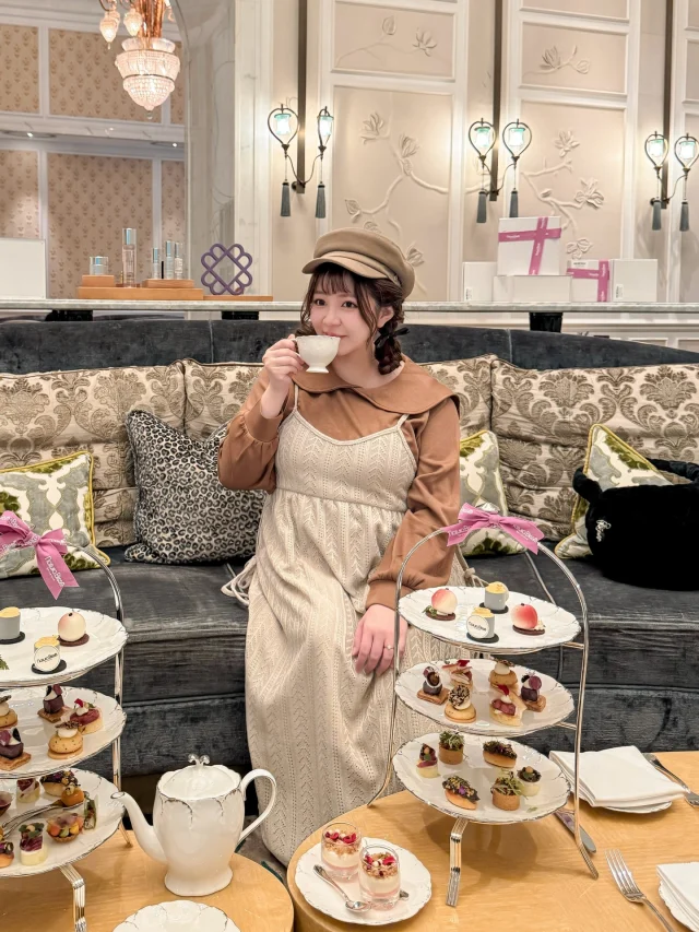 最近在列清單
把卸貨前想去、想吃、想做的事排上日程
不然雙寶出生忙🐭什麼都做不了😂
沒想到我人生竟然會有甜點胃的時刻！
我以前真的很不愛吃甜點蛋糕那類
所以我去法國好幾次都沒有踏入任何馬卡龍名店
但懷孕後我竟然想到了 @mo_tpe 下午茶😯
於是乎約上姐妹17去吃！

這天把自己打扮得很日系可愛風☺️
很不像平常的我！
趁現在有肚子穿一下寬鬆無腰身的娃娃裝
不然平常大🐻女孩穿起來一秒變熊
現在穿起來反而合理好看😍
我喜歡這件大翻領內搭上衣
很適合搭很多背心吊帶裙
外面的毛線針織罩衫很日系
整套都是 @ob_design 家的喔
搭起來的感覺我很喜歡🥰

單品編號打在下方⬇️
11216834 太空棉純色大翻領造型上衣
11216841 日系鏤空針織雙綁帶細肩帶外罩洋裝

如果想要搜尋只需在OB嚴選
官網的放大鏡🔍處打上編號
就可以找到了呦~~

【OB嚴選官網專屬9折折扣碼】
🔛盈盈折扣碼：ying11
🕒使用期間：即日起~12/1 23:59
🔍全站皆可使用

#懷孕 #混血兒 #混血兒寶寶 #台法混血 #雙胞胎 #同卵雙胞胎 #混血雙胞胎 #孕婦寫真 #孕寫真 #異國戀 #異國婚姻 #台法 #穿搭#中大尺碼 #棉花糖女孩 #棉花糖穿搭 #厚片穿搭 #厚片女孩 #大碼女裝 #大碼 #twins #babytwins #pregnant #pregnancy #identicaltwins #都會學院 #UrbanPreppy #都會潮流x英倫經典 #現代與經典的混搭美學 #OB嚴選 @ob_cloudgirl