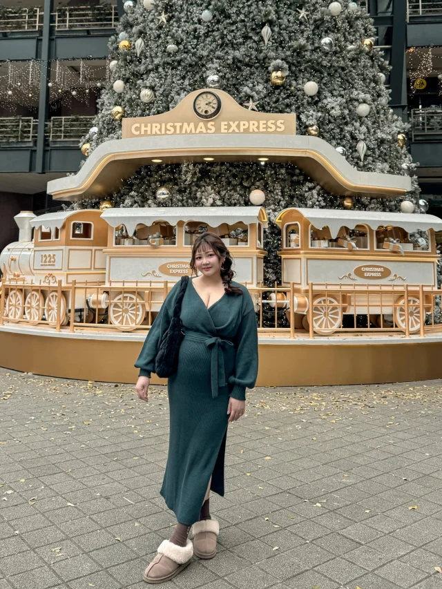 以為今年搜集不到聖誕樹🎄
結果今年歐洲聖誕市集舉辦的時間很早😍
順便打卡一下美美的聖誕樹

市集上還被遞酒試喝🍷
心想：「肚子還不夠大嗎？！」😅

毛衣/ @theselectedtw 
雪靴拖/ @rockfish_official 
襪子/ @ob_design @ob_cloudgirl 

#懷孕 #混血兒 #混血兒寶寶 #台法混血 #雙胞胎 #同卵雙胞胎 #混血雙胞胎 #孕婦寫真 #孕寫真 #異國戀 #異國婚姻 #台法 #穿搭#中大尺碼 #棉花糖女孩 #棉花糖穿搭 #厚片穿搭 #厚片女孩 #大碼女裝 #大碼 #twins #babytwins #pregnant #pregnancy #identicaltwins
