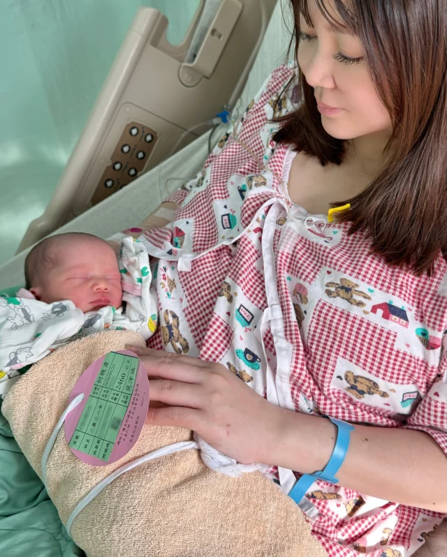 幫台灣的低生育率貢獻兩名嫩嬰👶🏻👶🏻
不吊大家胃口了啦😂
一堆人敲碗雙寶長相

「你們的小孩一定會很可愛！」
「你們混出來的一定大眼睛、高鼻樑」

超多超高的期待…其實讓我壓力很大😂
因為當實際低於期望那大家就會失望
我孕期充滿各種可怕的想像
例如：如果胎記長在臉上怎麼辦？😢

第一次和雙寶見面時
我其實沒有看得很清楚她們的長相
也看不出來她們長得像誰？
覺得好像剛出生的新生兒都長得差不多

讓大家猜猜哪些照片是姐姐Ava
哪些是妹妹Lise
至於她們到底長得像不像？
這我真的還不知道
兩人從肚子出來後就離開彼此了
所以至今還無法全家人合照😂

大家覺得雙寶長得比較像誰？

#混血兒 #台法混血 #雙胞胎混血兒 #雙胞胎 #雙胞胎姐妹