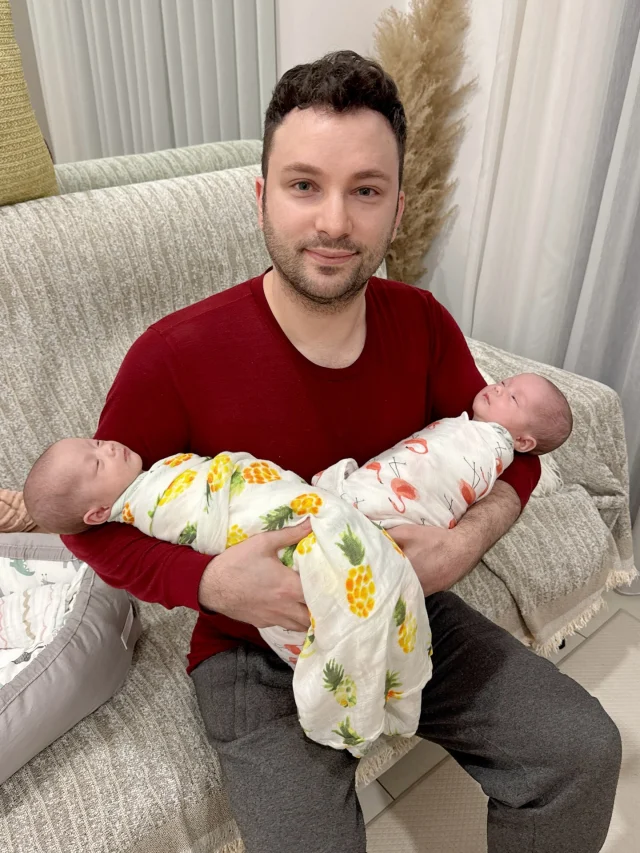 大年初二雙寶回娘家😂
今天剛好是我們出月中的日子
在月中的23天怎麼過得那麼快？！
月嫂2/21才來所以我們得自己顧幾天💪🏻

回到家不到12小時我已經精盡人亡🫠
一個餵完馬上接力下一個…
兩隻睡著後休息沒多久又到了下一餐…
中間時間還要顧Bibi、吃飯、擠奶、家務
新手爸媽照顧雙胞胎實在忙翻天🫨

#混血兒 #台法混血 #雙胞胎混血兒 #雙胞胎 #雙胞胎姐妹