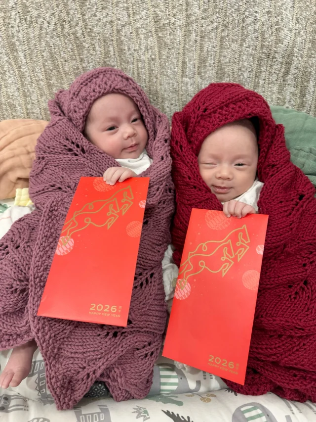 雙寶的第一個紅包🧧
今年收到了爺爺奶奶的紅包！
對我來說感覺很奇特
以前都是爸媽包給我
現在是爸媽包給我的女兒們

謝謝西蒙妹妹親手織的大紅大紫毛線蓋毯🧶
竟然還有花紋太強了😍
月嫂給雙寶包成俄羅斯娃娃超可愛！

Merci @bchansky for the handmade blankets🧶. I love the pattern😍. What a meaningful and useful gift for Ava and Lise🫶🏻🫶🏻

#混血兒 #台法混血 #雙胞胎混血兒 #雙胞胎 #同卵雙胞胎