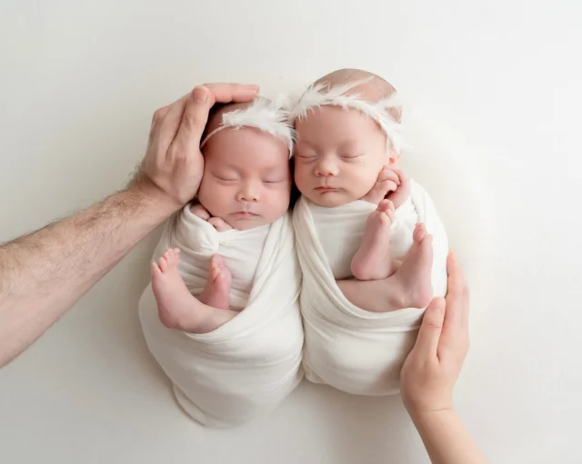 生產故事（下）
被推進手術室後手術室刺眼的白光
讓徹夜未眠的我頓時清醒
看到手術室至少6名以上的醫護人員
專業快速的在做準備
將我從病床上移到窄窄的手術床
不確定她們怎麼辦到的😂
我那麼重再加上那顆巨肚…

接著麻醉師上前來
說明等等必須配合的姿勢與注意事項
整個人需蜷曲成蝦子狀
我手抓著自己的腳趾試著固定維持這個姿勢
中間卡著個巨肚這個姿勢實在很ㄍㄧㄥˉ
這時的我不由自主的開始發抖
明知道麻醉師會怎麼回答
卻還是因緊張問道：「會痛嗎？」
麻醉師：「不會很痛很痛喔、但要忍耐堅持一下這個姿勢」

進針了…是一根很粗的鋼針
對準脊椎插入…
接著會將軟管塞進鋼針（鋼管）裏面埋進去脊椎
過程比想像中久
會痛…但我覺得還好（我很不怕打針感）
是那種打完會忘記的痛覺
接下來又是插尿管了…🥶

這時候我全身狂抖…不由自主無法停止的抖
手抖、腳抖、嘴唇抖…
護理師快速消毒後插入尿管
我：「欸！很ok欸！！！」

我頓時鬆了口氣…😮‍💨
對嘛…這才是真正大家所謂的插尿管很還好

「插尿管還是要麻醉後💡」
「有麻醉有差！」

護理師可能看我嘴巴抖成這樣
給我戴上了氧氣罩
接著我身上被蓋上一層又一層的布
還有自費的加熱毯重重地壓在我的上半身
同時間又可以感覺到肚子與下半身
被冰涼的棉棒大面積的消毒
有一種冰火二重天的感覺🧊🔥

已經可以聽到醫生進來手術室了
接著麻醉師跟我確認肚子的感覺
然後我的肚子超迅速地被劃開了🔪
過程非常快速
妳彷彿知道醫生在肚子上劃開七層
但又不確定進行到哪裡
沒多久感覺到肚子被拉扯…都不會痛

接著姐姐出來了
肚子瞬間壓力大減❗️
這個感覺我一輩子都不會忘🥹
我突然能夠順暢呼吸了
肚子裡突然有了空間
五臟六腑慢慢往四面八方展開
一種身體內部密度突然變小的感覺
真的很神奇
沒多久就聽到姐姐洪亮的哭聲

一分鐘後換妹妹出來了
是的，她們生日只差了一分鐘
妹妹的哭聲也很洪亮

清理好寶寶後護理師抱著姐妹給我看
我依然全身都在抖
冷靜地檢查她們臉上是否有胎記（破相）
然後竟然忘了看看她們整體的長相😂

姐姐體重2040g比較輕
所以先送去保溫室了
同時間我的肚子在進行縫合與清理

妹妹體重2460g貼在我身上
和我一起被推出了手術房
然後就看到西蒙與我的爸媽在產房外等待

聽說姐姐推出去的時候西蒙哭著問護理師我的狀況
我完全可以想像西蒙有多緊張、緊張到哭😂
接著我們一家在待產區拉上簾子看著我和妹妹
我依然全身都在抖、不由自主停不下來的狂抖
70%是對麻醉的反應、30%可能是我太緊張了
就這樣抖抖抖…抖到推回病房
護理師進來和我與西蒙說明術後要做的事情
西蒙要開始幫我記錄喝水量、排尿量
還要幫我清洗惡露、幫我倒尿袋…等
術後我要躺床一整天
可以喝水但還不能進食
人生第一次體驗到無法自理的感覺
這時候下半身還是麻木的
漸漸的，肚子傷口開始有了感覺…

（產後故事。待續）