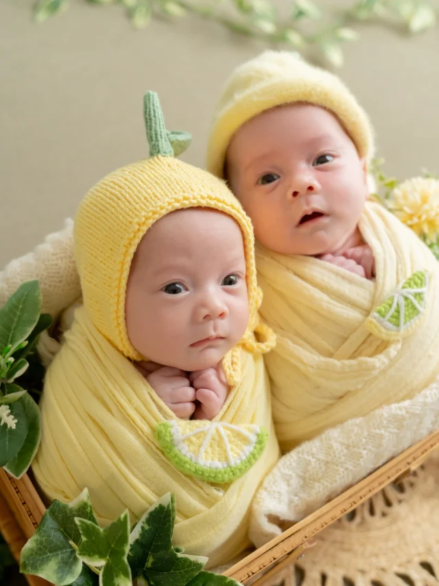 (產後故事)
剖腹手術後大約一小時
麻木的下半身開始恢復了知覺
也隱約感到傷口隱隱作痛
這時候會忍不住按下自費的止痛按鈕
深怕麻醉全退後傷口會突然超爆痛
畢竟一小時前才被切開七層...😬
有了止痛，其實痛感一直都是微微的
第一天需要用到腹部的力量就是「抬屁股」
清洗惡露後要抬高屁股更換看護墊
這時候需要用到核心的力量
但我覺得這個動作不太痛

手術的隔天一早護理師會幫你塞軟便劑
接著要請你試著上大號💩
沒錯~需要在床上上大號
因為產後活動減少及麻醉藥物的影響
軟便劑可以緩解以及防止排便用力拉扯傷口
我就這樣用力抬起屁股
西蒙拿著便盆塞到我的屁股下
然後終於生出來了💩
再由西蒙拿著裝著便便的便盆
拿去廁所想辦法處理掉
在另一半面前毫無形象可言...😂

第二天下午護理師進來
請妳嘗試從床上起來走動
這是剖腹產後的大魔王
我用病床的升降功能讓自己坐起來
都是用手臂的力量把自己慢慢地移動到床邊
有人說剖腹產後的感覺很像全身被卡車輾過般
但我自己是覺得沒被輾過我不知道被輾過是什麼感覺😂
我只能說~「會痛，但忍得住！」
從床邊站起來需要勇氣
我緩緩地站了起來
痛感還好~~主要是站起來時多了「下墜感」
因為地心引力的關係傷口會往下掉
可以感覺得傷口牽扯的痛感

但是剛站起來時我耳鳴超嚴重！
彷彿我正在退出這個世界、四周聲音越來越遠
然後我頭超暈、天旋地轉😵‍💫
感覺自己即將要倒下
於是我趕快先坐到床上
護理師說是貧血反應
應該是我產前血壓高注射了很長時間的降壓藥
再加上生產時的麻醉血壓驟降才會這樣
休息一下我再度站起來
這次走到病房門口又開始暈眩
護理師請我先回床上休息
晚上再起來試試看
果然，晚上我就成功走到病房外了

手術後比較痛的的確是下床「走路」
一定要綁「束腹帶」！！！
傷口被綁住比較不會被拉扯到
沒綁住走路會真的蠻痛的

我的產後恢復得很好
也沒有水腫、精神也不錯
產後第四天麻醉科醫師過來病房關心
一進門還驚呼我氣色怎麼那麼好！？
然後請我起身幫我看看脊椎麻醉管與貼布的狀況
醫生被我敏捷的下床速度嚇到

直說：「妳不會痛嗎？」
我：「還會阿，但可以忍」

產後第三天我就推著點滴走到新生兒病房看姐姐了
那時候身上還掛著點滴、尿袋
結果後來看到來新生兒看寶寶的產後媽媽
都是坐著輪椅來看寶寶的
這時候才覺得我可能真的恢復得很好！

我最慘的是待產前的那一夜
但從生產到產後我都非常順利、恢復得也超級好
在月中也被護理師和產康師說了好幾次氣色怎麼那麼好
我都笑說：「可能是因為我有接睫毛看起來氣色很好」
產後我都超級快樂~~
因為卸貨的感覺真的超棒！
最痛苦的真的是懷雙胞胎的孕晚期😩
所以產後的皮肉痛對我來說真的沒什麼
這個快樂到我出月中到家後的那一天正式終止。

(育兒煉獄。待續)