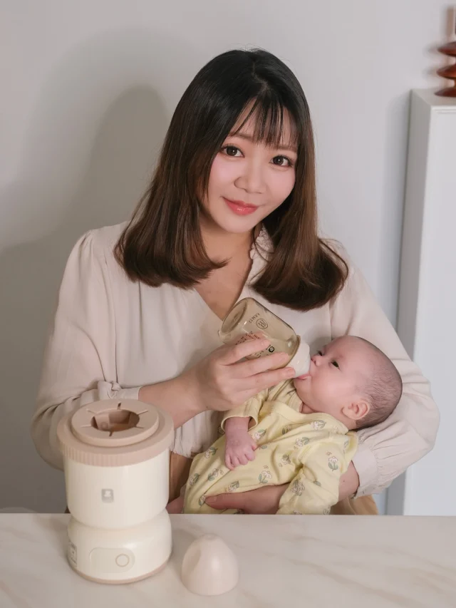 身為雙胞胎媽媽
最喜歡各種可以幫忙我省時省力的育兒神器
各位爸媽應該都知道當寶寶肚子餓爆哭有多可怕
最近雙寶越來越多無法解釋同步行為
「同時餓」是最讓我們手忙腳亂的時刻
還好有 @snowbeartaiwan 小白熊「智莉Ⅱ保溫搖奶器」
幫我解決又要搖奶、又要安撫寶寶的忙碌
我只需要把奶粉加入裝著熱水奶瓶中
然後直接插進小白熊的保溫搖奶器
接著就可以趕快去照顧雙寶了
只需要兩分鐘！奶就搖好了~~
奶搖好後，還可以幫你保溫維持在40度
開始保溫後也會自動計時顯示保溫時間
無須擔心保溫時間過久

常常泡好奶了結果雙寶安撫一下、尿布換一下、屁屁洗一下
忙東忙西奶就涼了
這台保溫搖奶器完全可以解決這個狀況
而且它可以360度雙向旋轉
雙向旋轉不易起泡所以也比較不會造成脹氣
這對於2~4個月月齡的寶寶來說真的太重要了
雙向旋轉還能讓奶粉充分溶解
搖出來的奶液細、不結塊，寶寶好吸收

重點是超適合我這個3C電器白癡
只需一鍵啟動，超級直覺簡單
一共有「四檔模式」
1檔：2分鐘搖勻，普通奶粉
2檔：4分鐘搖勻，較難溶解奶粉
3檔：6分鐘搖勻，難溶解奶粉
4檔：8分鐘搖勻，很難溶解奶粉(ex:無乳糖奶粉)

無乳糖奶粉真的超級難搖勻！
如果家裡寶寶是喝無乳糖奶粉這台極推！
73mm口徑不管是寬口或者方形奶瓶皆適用
而且超靜音+底座還有防滑吸盤
這一台真的有很多貼心設計
非常推薦給新手爸媽們
尤其是雙胞胎爸媽！
現在真的很能體會能夠幫助一時都是好東西！
SnowBear小白熊「智莉Ⅱ保溫搖奶器」真的很方便
使用之後再也不用搖奶了！
餵夜奶也更省時省力
