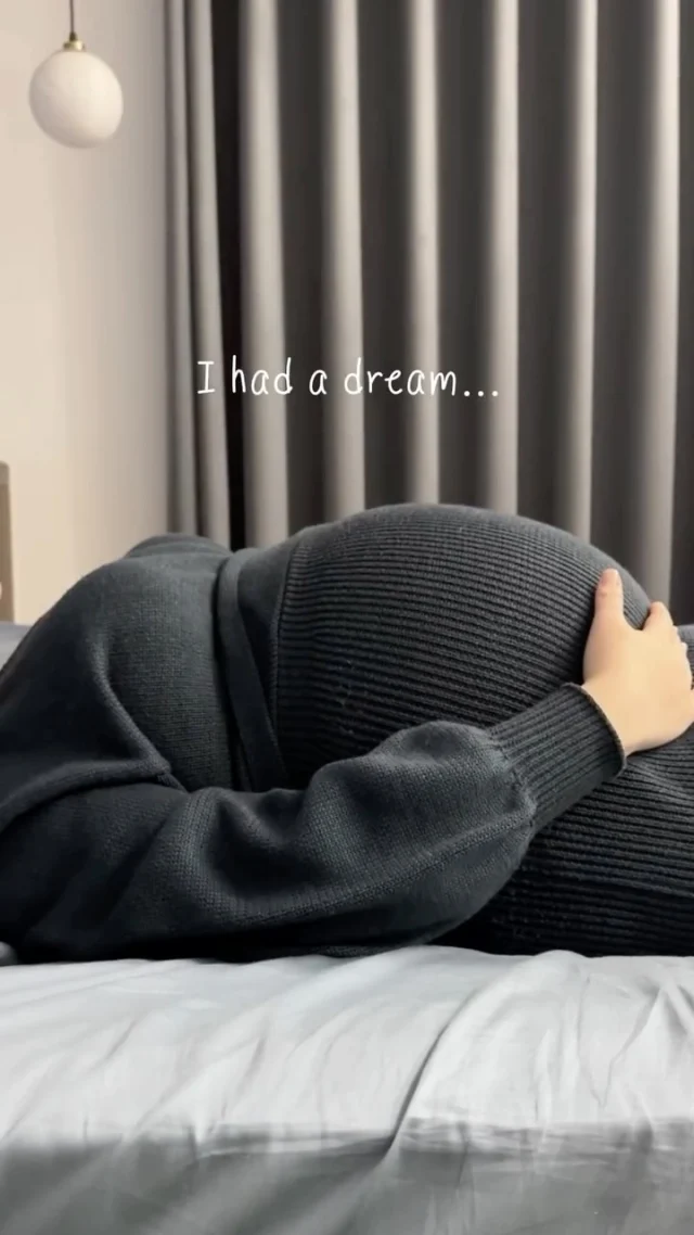 雙寶滿兩個月了🎉
：「請問盈盈怎麼備孕的？」
網友的這個問題讓我不知道怎麼回答😂
自從懷孕到生產已經收到好多次這個問題
但去年的此時
我一直都覺得我和西蒙至少有一方不孕

1️⃣我跟西蒙沒避孕將近5年
2️⃣期間可以說幾乎沒做任何備孕努力
3️⃣自問一輩子沒小孩也覺得ok

沒避孕的頭1年
可以說我以極度消極的態度在備孕
原因是我沒有特別非想要個小孩不可
那時候還會大概算算日子
後來因在法國中了Covid 19
回台後的大出血去檢查
我被子宮輸卵管造影（HSG）這個檢查嚇到
超級不舒服！
因而決定走一個佛系備孕路線
其實就是什麼都不做只是沒有避孕

而後的幾年我越來越不覺得小孩是我想要的
Covid後我們經常出國玩
出國到我心很累、每趟旅行回來都覺得好累…
因為我每天一早就起床化妝弄頭髮
出國前都會做好哪裡可以拍美照、打卡點
包含哪個景點穿什麼風格顏色的穿搭合適出片
永遠把自己搞得很累🫩

在家裡宅一段時間後又覺得日子無聊無趣
然後出國了又好累
就這樣陷入了一個矛盾…

於是我們決定養狗狗🐻‍❄️
Bibi成為家裡的一員後
的確帶給我們很多歡樂、生活也比較充實
我們減少了出國的頻率
增加了在家陪伴Bibi的時間
在這間還是出國了好多趟
每次出國一樣累
還多了想念 Bibi的煎熬😂

直到2024年年底
旅行疲勞真的達到最高峰⛰️🔝
我們決定接下來至少半年不飛✈️❌

2025年上半年真的是我超悠哉、超放鬆😌
唯一的行程就是帶Bibi參加狗聚
享受了半年2人1狗也悠哉時光

結果去年5、6月月經推遲、然後很易累
餵食道逆流嚴重一直想吐
很害怕自己胃有問題會不會得癌症
到了7月初大姨媽還是沒來
結果驗孕時已經有了7週的身孕…

—————————
回想，應該是2025年上半年
我真的完完全全放鬆
也已經很長一段時間沒想過
如果懷孕會…如何如何這樣的假設題

「放輕鬆，比較容易懷孕」
這句話大概是所有在備孕的人最討厭聽到的
這句話在我身上好像真的是這樣
但，當妳想要孩子、正在積極備孕
怎麼可能放鬆⁉️

所以如果問我怎麼備孕？
我的例子是當我完全放鬆時
孩子就來了😂

不過不建議大家學習…
還是儘早檢查雙方生育狀況
解決問題、不管是人工或試管